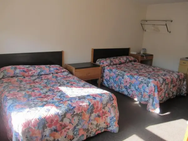 Shine Motel 4