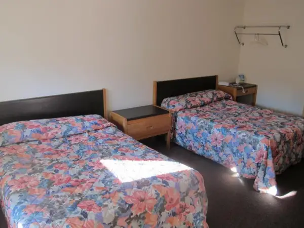 Shine Motel 6